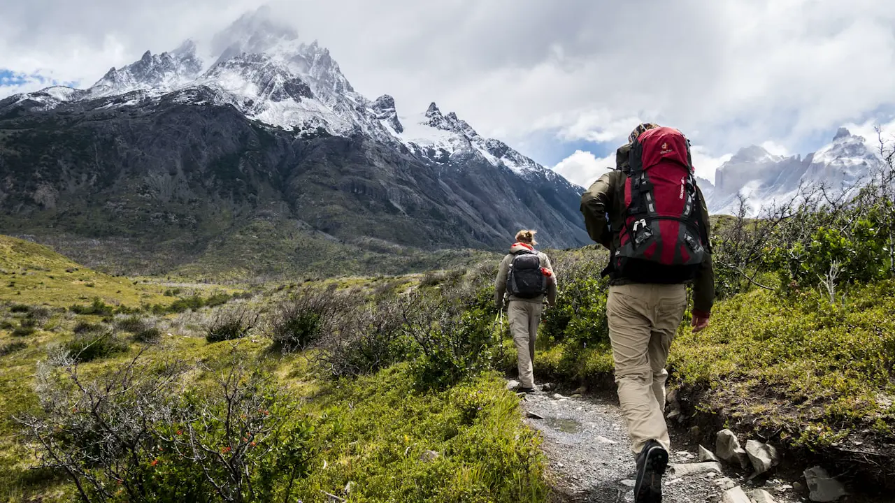 Équipe technique de terrain examinant les structures vernaculaires en altitude